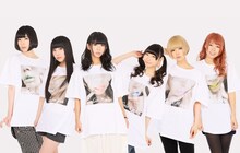 SPINNSとのコラボグッズを着たでんぱ組.inc。