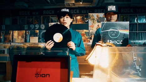 藤岡みなみ＆ザ・モローンズ「ド忘れ in the night」ミュージックビデオのワンシーン。