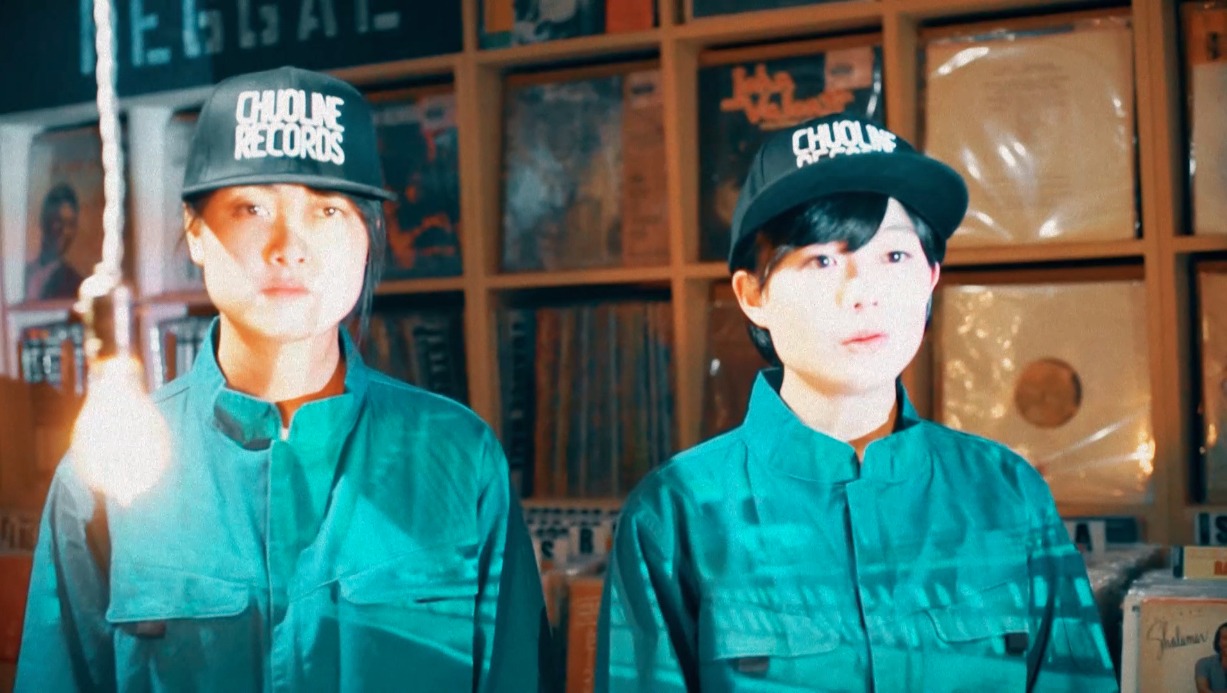 藤岡みなみ＆ザ・モローンズ「ド忘れ in the night」ミュージックビデオのワンシーン。