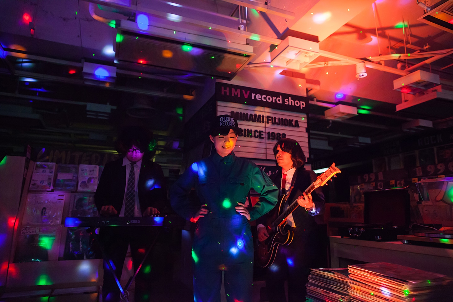 藤岡みなみ＆ザ・モローンズ「ド忘れ in the night」ミュージックビデオのオフショット。