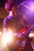 マッシュ（Kidori Kidori）のギターを抱えた橋本薫（Vo, G / Helsinki Lambda Club）（撮影：山川哲矢）