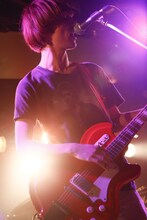 マッシュ（Kidori Kidori）のギターを抱えた橋本薫（Vo, G / Helsinki Lambda Club）（撮影：山川哲矢）
