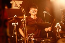 アベヨウスケ（Dr, Cho / Helsinki Lambda Club）（撮影：山川哲矢）