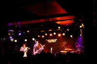 Kidori Kidoriのライブの様子。（撮影：山川哲矢）