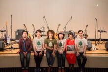 左からキセルの辻村豪文と辻村友晴、高田漣、おおはた雄一、ハンバート ハンバートの佐野遊穂と佐藤良成。（撮影：本間加恵）