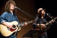 左から高田漣、おおはた雄一。（撮影：本間加恵）