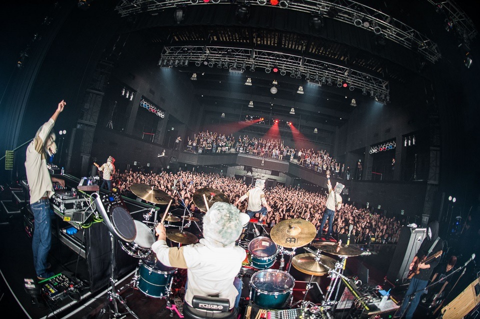 「The World's On Fire TOUR 2016」福岡公演の様子。（Photo by Daisuke Sakai[FYD inc.]）