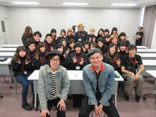 日本工学院の学生たちと記念撮影するホリエアツシ（ストレイテナー）とジョージ・ウィリアムズ。