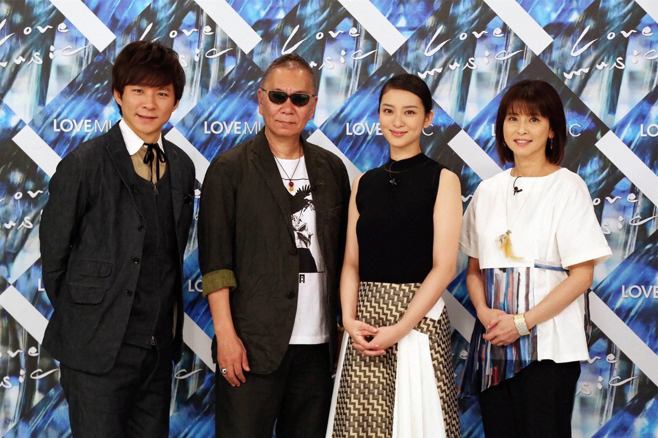 左より渡部建、三池崇史、武井咲、森高千里。 (c)フジテレビ