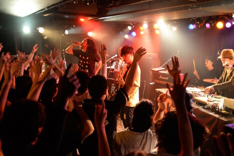 Creepy Nuts（R-指定＆DJ 松永）とSPARK!!SOUND!!SHOW!!。（撮影：有高唯之）