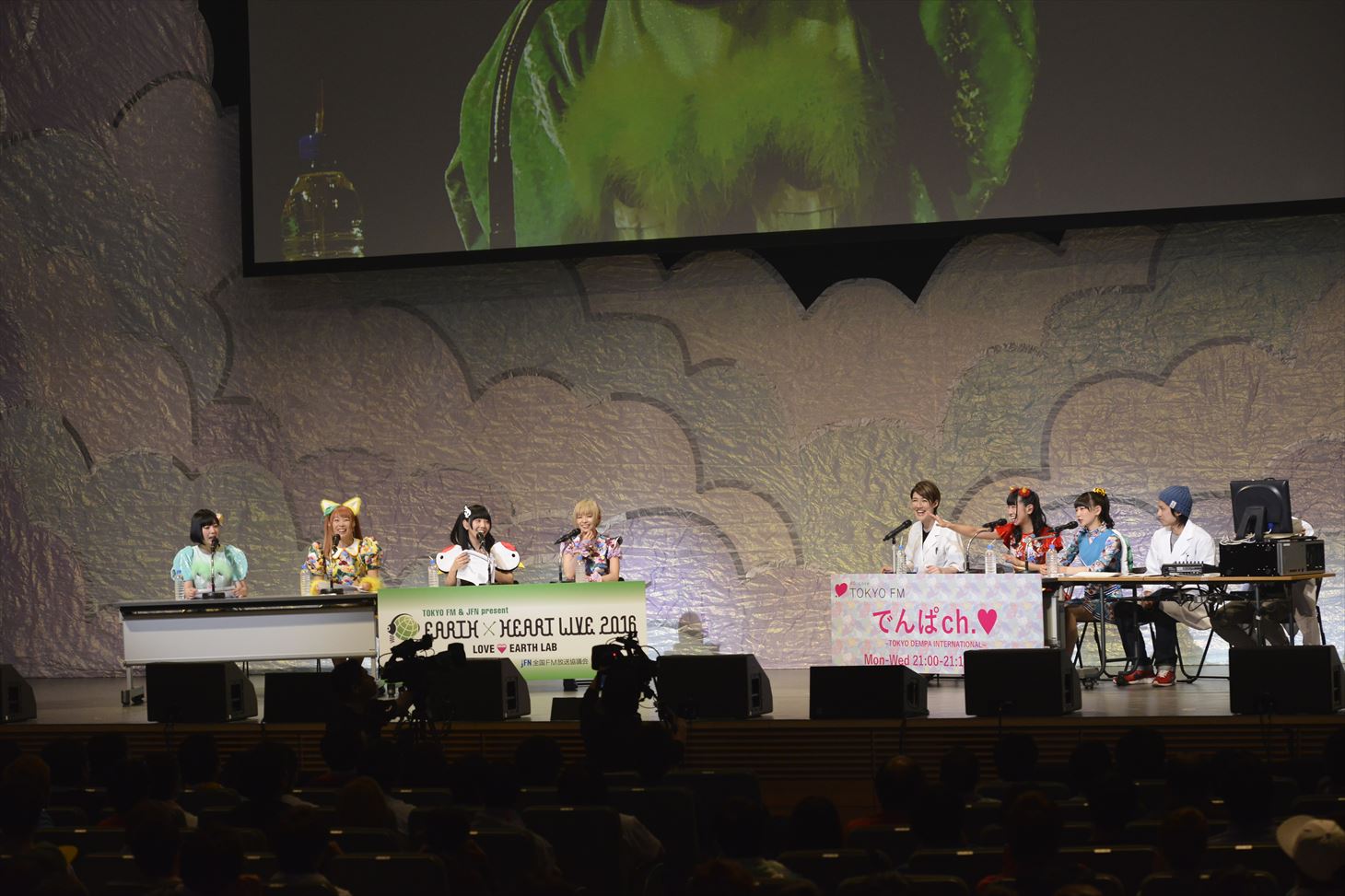 「でんぱch.▽～TOKYO DEMPA INTERNATIONAL～」（▽はハートマーク）の公開収録の様子。