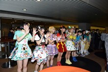 来場者を見送るでんぱ組.incとLittle Glee Monster。