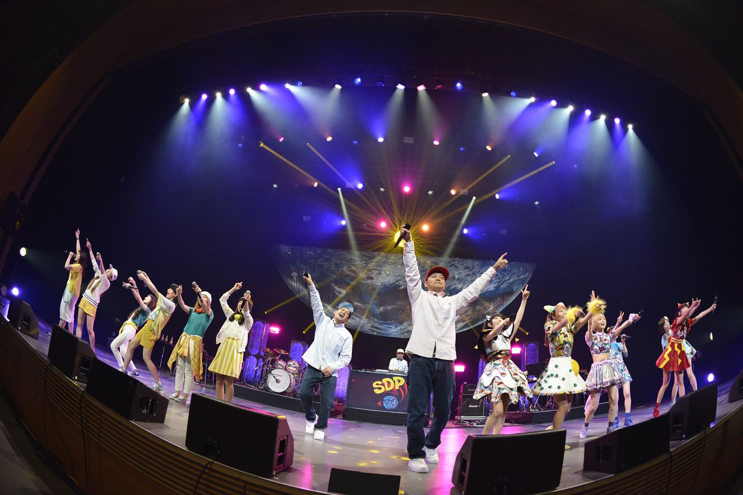 アンコールでのスチャダラパー、でんぱ組.inc、Little Glee Monsterによる「今夜はブギー・バック」の様子。