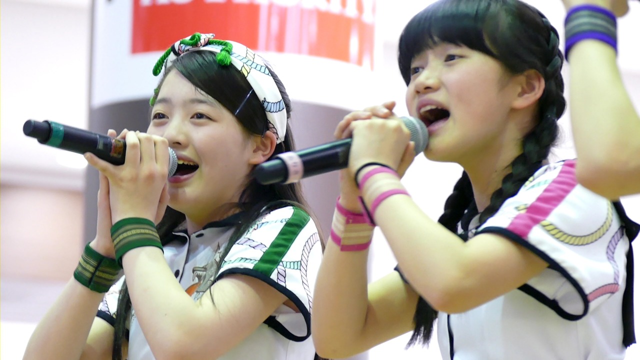 左から希山愛、西垣有彩。（写真提供：ビクターエンタテインメント）