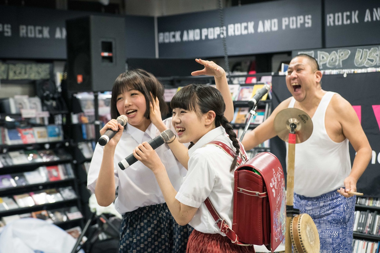 4月20日に東京・HMV record shop 渋谷で開催された、えんがわのリリースイベントの様子。（撮影：稲垣謙一）