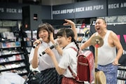 4月20日に東京・HMV record shop 渋谷で開催された、えんがわのリリースイベントの様子。(撮影:稲垣謙一)