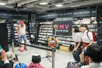 ボール遊びする石川浩司と、その横でかがむカイと宇佐蔵べに。（撮影：稲垣謙一）