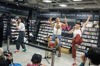 4月20日に東京・HMV record shop 渋谷で開催された、えんがわのリリースイベントの様子。（撮影：稲垣謙一）