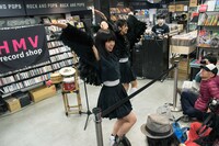 前説で登場した甘楽と柳沢あやの。（撮影：稲垣謙一）