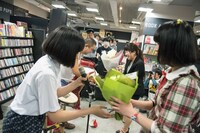 ファンが用意した花束を受け取るえんがわ。（撮影：稲垣謙一）