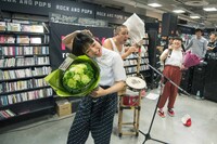 4月20日に東京・HMV record shop 渋谷で開催された、えんがわのリリースイベントの様子。（撮影：稲垣謙一）