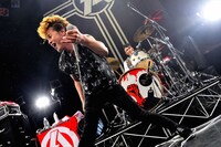 SA「TOUR『START ALL OVER AGAIN, NOW! 2016』」東京・東京キネマ倶楽部公演の様子。（Photo by MAYUMI-kiss it bitter-）