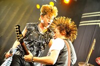 左からTAISEI（Vo）、NAOKI（G）。（Photo by MAYUMI-kiss it bitter-）