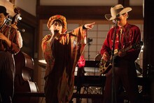 4月22日に大阪・大阪天満宮で行われたEGO-WRAPPIN'のフリーライブの様子。 （写真提供：TOY'S FACTORY）