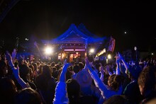 4月22日に大阪・大阪天満宮で行われたEGO-WRAPPIN'のフリーライブの様子。 （写真提供：TOY'S FACTORY）