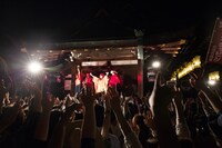 4月22日に大阪・大阪天満宮で行われたEGO-WRAPPIN'のフリーライブの様子。 （写真提供：TOY'S FACTORY）