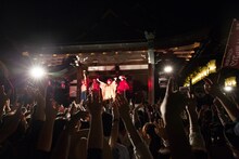 4月22日に大阪・大阪天満宮で行われたEGO-WRAPPIN'のフリーライブの様子。 （写真提供：TOY'S FACTORY）