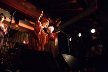 4月22日に大阪・大阪天満宮で行われたEGO-WRAPPIN'のフリーライブの様子。 （写真提供：TOY'S FACTORY）