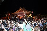 4月22日に大阪・大阪天満宮で行われたEGO-WRAPPIN'のフリーライブの様子。 （写真提供：TOY'S FACTORY）