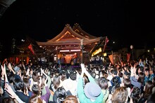 4月22日に大阪・大阪天満宮で行われたEGO-WRAPPIN'のフリーライブの様子。 （写真提供：TOY'S FACTORY）