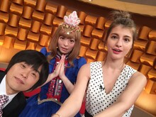 左からバカリズム、きゃりーぱみゅぱみゅ、マギー。