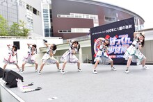 ばってん少女隊「メジャーデビューが決まってもバッテンばっか、それって伸び白ですねぇ！ツアー」ららぽーと豊洲 シーサイドデッキ メインステージ公演の様子。