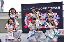 ばってん少女隊「メジャーデビューが決まってもバッテンばっか、それって伸び白ですねぇ！ツアー」ららぽーと豊洲 シーサイドデッキ メインステージ公演の様子。