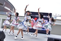 ばってん少女隊「メジャーデビューが決まってもバッテンばっか、それって伸び白ですねぇ！ツアー」ららぽーと豊洲 シーサイドデッキ メインステージ公演の様子。