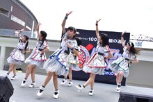 ばってん少女隊「メジャーデビューが決まってもバッテンばっか、それって伸び白ですねぇ！ツアー」ららぽーと豊洲 シーサイドデッキ メインステージ公演の様子。