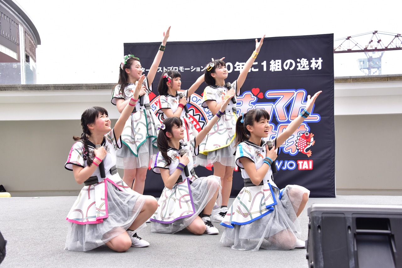 ばってん少女隊「メジャーデビューが決まってもバッテンばっか、それって伸び白ですねぇ！ツアー」ららぽーと豊洲 シーサイドデッキ メインステージ公演の様子。