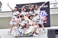 ばってん少女隊「メジャーデビューが決まってもバッテンばっか、それって伸び白ですねぇ！ツアー」ららぽーと豊洲 シーサイドデッキ メインステージ公演の様子。