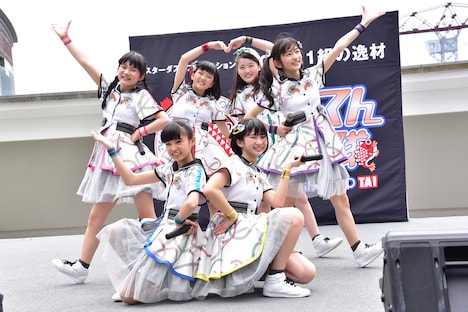 ばってん少女隊「メジャーデビューが決まってもバッテンばっか、それって伸び白ですねぇ！ツアー」ららぽーと豊洲 シーサイドデッキ メインステージ公演の様子。