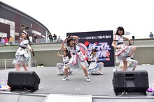 ばってん少女隊「メジャーデビューが決まってもバッテンばっか、それって伸び白ですねぇ！ツアー」ららぽーと豊洲 シーサイドデッキ メインステージ公演の様子。