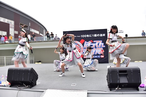 ばってん少女隊「メジャーデビューが決まってもバッテンばっか、それって伸び白ですねぇ！ツアー」ららぽーと豊洲 シーサイドデッキ メインステージ公演の様子。