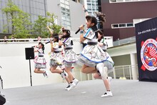 ばってん少女隊「メジャーデビューが決まってもバッテンばっか、それって伸び白ですねぇ！ツアー」ららぽーと豊洲 シーサイドデッキ メインステージ公演の様子。