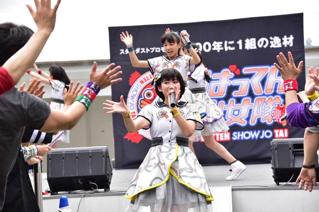 観客の間を通って退場する春乃きいな。