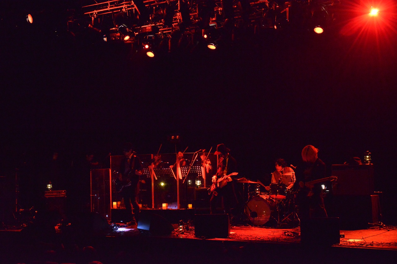 Poet-type.M「A Place, Dark & Dark Public Performance『God Bless, Dark & Dark』」の様子。（撮影：阿部卓功）