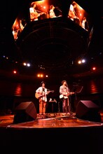 左からホリエアツシ、山中さわお。（撮影：高田梓）