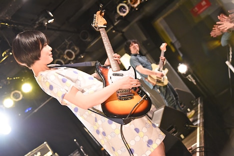 藤岡みなみ＆ザ・モローンズのライブの様子。