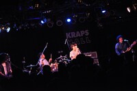 藤岡みなみ＆ザ・モローンズのライブの様子。